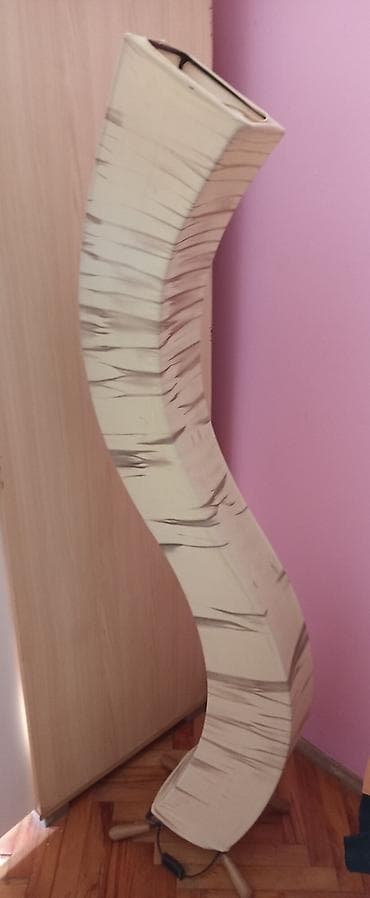 Dizajnerska podna lampa – talasasta “S”-form a Moze da se stavi crno na lalafo.rs Dizajnerska podna lampa – talasasta “S”-form a Moze da se stavi crno