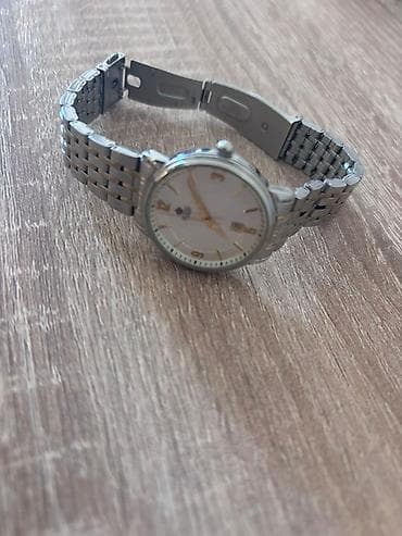 Elegantan Royal ručni sat sa okruglim brojčanikom bele boje. Kućište na lalafo.rs Elegantan Royal ručni sat sa okruglim brojčanikom bele boje. Kućište