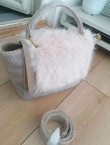 Ženska torba sa preklopom od veštačkog krzna u bež boji. Torba ima dve at lalafo.rs — 9 Ženska torba sa preklopom od veštačkog krzna u bež boji. Torba ima dve — 9