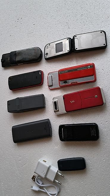 Lot starih mobilnih telefona + punjač Sadržaj: - Više klasičnih na lalafo.rs — 3 Lot starih mobilnih telefona + punjač Sadržaj: - Više klasičnih — 3