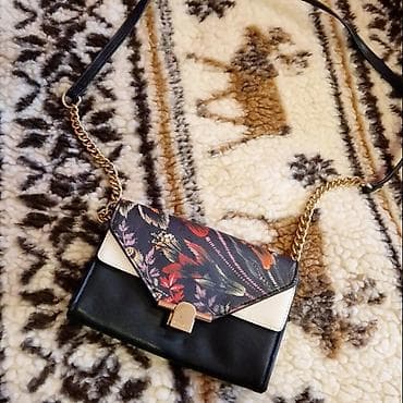 zenske original guess: Torba carpisa
super stanje, jedino malo izgrebana kopča na lalafo.rs — 1 zenske original guess: Torba carpisa
super stanje, jedino malo izgrebana kopča — 1