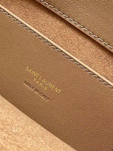 Torbica od brušene kože u boji karamele, sa prepoznatljivim metalnim na lalafo.rs — 9 Torbica od brušene kože u boji karamele, sa prepoznatljivim metalnim — 9