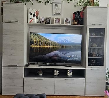 Dnevna soba – TV komoda/segment sa vitrinom i ormarima - Moderan na lalafo.rs Dnevna soba – TV komoda/segment sa vitrinom i ormarima - Moderan