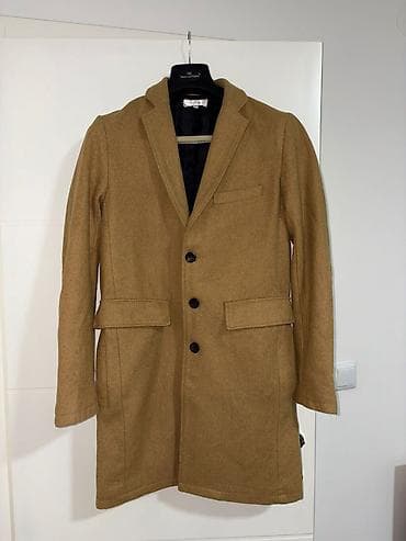 Zenski kaput – kamel boja, klasičan kroj - Model: jednoredni, tri na lalafo.rs Zenski kaput – kamel boja, klasičan kroj - Model: jednoredni, tri