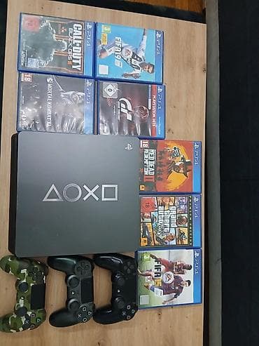 Prodajem Playstation 4 konzolu u odlicnom stanju redovno ciscena i na lalafo.rs Prodajem Playstation 4 konzolu u odlicnom stanju redovno ciscena i
