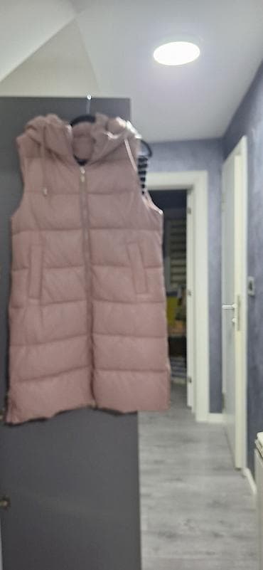 Duga ženska pufnast prsluk sa kapuljačom – puder roze boja. - Model na lalafo.rs — 5 Duga ženska pufnast prsluk sa kapuljačom – puder roze boja. - Model — 5