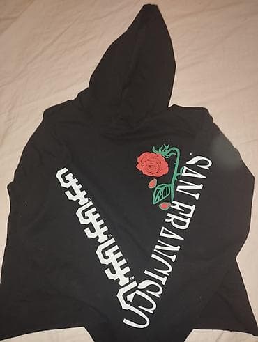 Dva komada dukseva/duks majica sa printom: 1) Crna dukserica s na lalafo.rs — 1 Dva komada dukseva/duks majica sa printom: 1) Crna dukserica s — 1