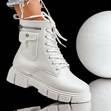 Ženske bele gležnjače sa masivnim đonom i pertlama. Model u vojničkom at lalafo.rs — 1 Ženske bele gležnjače sa masivnim đonom i pertlama. Model u vojničkom — 1