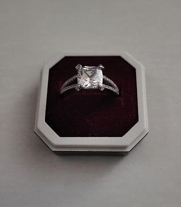 Elegantan prsten sa centralnim kamenom jastučastog (cushion) sečenja u na lalafo.rs — 3 Elegantan prsten sa centralnim kamenom jastučastog (cushion) sečenja u — 3