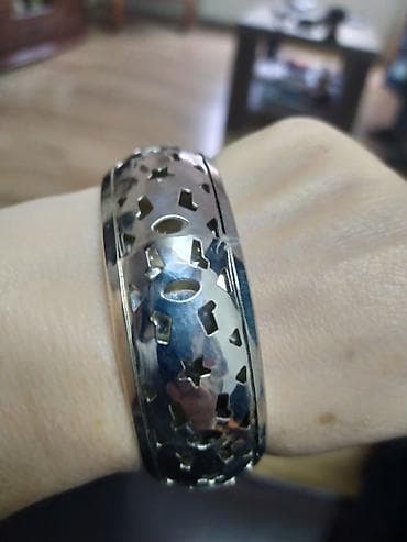 Prodajem dve masivne svečane narukvice,jedna debela okrugla - 1200 na lalafo.rs — 6 Prodajem dve masivne svečane narukvice,jedna debela okrugla - 1200 — 6