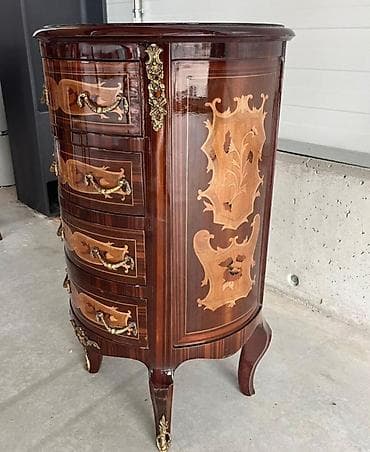 Antique Dressers: Elegantna komoda u klasičnom stilu sa - Dizajn: zaobljena fronta at lalafo.rs — 2 Antique Dressers: Elegantna komoda u klasičnom stilu sa - Dizajn: zaobljena fronta — 2
