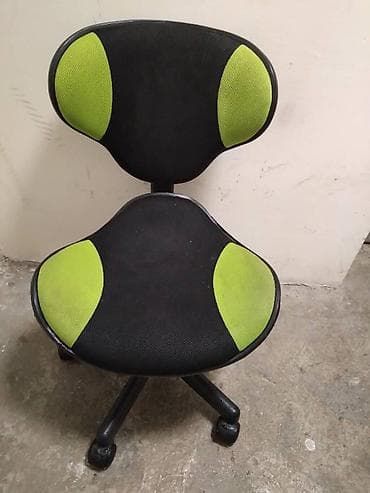 Kancelarijska stolica manja ispravno podizanje.Licno preuzimanje je na lalafo.rs Kancelarijska stolica manja ispravno podizanje.Licno preuzimanje je