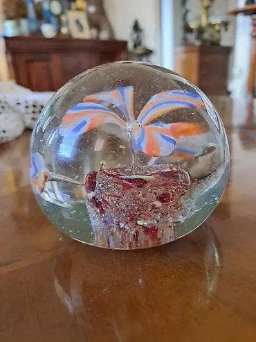 Antiques: Stakleni pritiskac papira. Precnik 8cm at lalafo.rs — 1 Antiques: Stakleni pritiskac papira. Precnik 8cm — 1