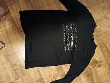 Crna ženska majica dugih rukava sa dekorativnim šljokicama na prednjem na lalafo.rs Crna ženska majica dugih rukava sa dekorativnim šljokicama na prednjem