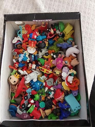 Velika kutija mešanih malih figurica i dodataka – kolekcija raznih na lalafo.rs — 1 Velika kutija mešanih malih figurica i dodataka – kolekcija raznih — 1