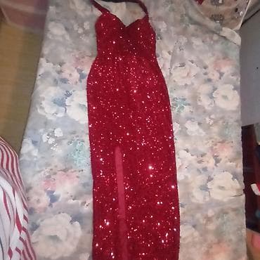 Duga crvena svečana haljina sa šljokicama. - Kroj: uska, prati liniju na lalafo.rs — 1 Duga crvena svečana haljina sa šljokicama. - Kroj: uska, prati liniju — 1