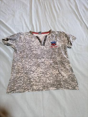 Na prodaju sivo bela majica kratkih rukava, uzrast 11-13 godina, super na lalafo.rs Na prodaju sivo bela majica kratkih rukava, uzrast 11-13 godina, super