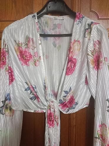 Lot ženskih bluza i majica – 4 komada 1) Kratki crop top na na lalafo.rs — 5 Lot ženskih bluza i majica – 4 komada 1) Kratki crop top na — 5