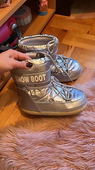 Moon boot cizme preuodbne i lagane 2000 din plus poklon gratis na lalafo.rs Moon boot cizme preuodbne i lagane 2000 din plus poklon gratis