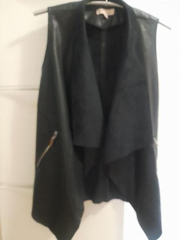 Crni ženski prsluk bez rukava, modernog asimetričnog kroja. Prednji na lalafo.rs Crni ženski prsluk bez rukava, modernog asimetričnog kroja. Prednji