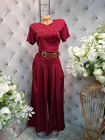 Komplet u boji bordo: majica + široke pantalone sa pojasom - Majica na lalafo.rs Komplet u boji bordo: majica + široke pantalone sa pojasom - Majica