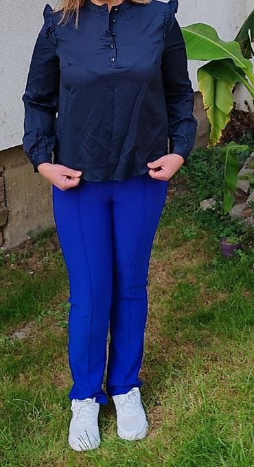 Ženske pantalone u jarko plavoj (kraljevsko plavoj) boji. - Model na lalafo.rs — 6 Ženske pantalone u jarko plavoj (kraljevsko plavoj) boji. - Model — 6