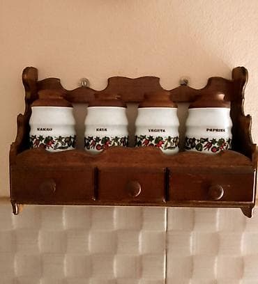 Vintage drvena zidna polica sa keramičkim teglama za kuhinju - na lalafo.rs Vintage drvena zidna polica sa keramičkim teglama za kuhinju -