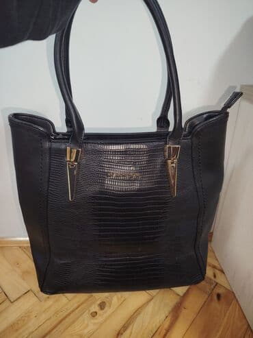 Elegantna crna torba – strukturiran model sa reljefnim efektom kože na lalafo.rs Elegantna crna torba – strukturiran model sa reljefnim efektom kože