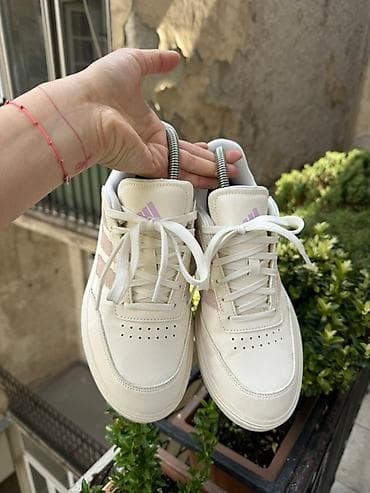 Adidas ženske patike – kožne bele sa ljubičastim detaljima - Model na lalafo.rs — 1 Adidas ženske patike – kožne bele sa ljubičastim detaljima - Model — 1