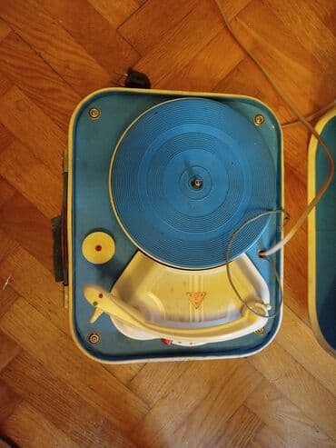 Antique devices: Retro,stari mali gramofon u koferu. Simpatican mali gramofon,vise kao at lalafo.rs — 11 Antique devices: Retro,stari mali gramofon u koferu. Simpatican mali gramofon,vise kao — 11