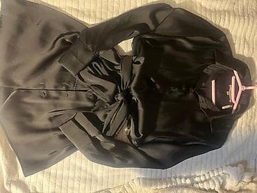 dve suknje po: Crna satenska košulja sa dugmadima i mašnom/vezivanjem u struku. - at lalafo.rs — 1 dve suknje po: Crna satenska košulja sa dugmadima i mašnom/vezivanjem u struku. - — 1