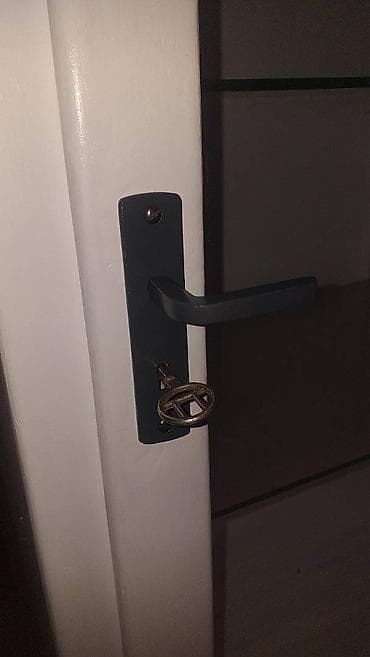 Metalni orman beli sa vitrinom Drugi 500e Kao sa slika Ne odgovaram na na lalafo.rs — 4 Metalni orman beli sa vitrinom Drugi 500e Kao sa slika Ne odgovaram na — 4