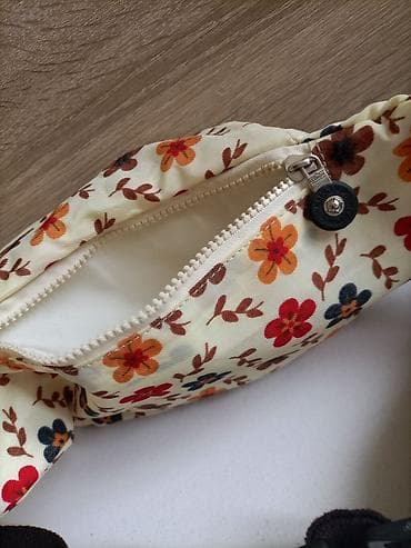 Kipling tašna original u odličnom stanju sa dosta pregrada,odlično na lalafo.rs — 9 Kipling tašna original u odličnom stanju sa dosta pregrada,odlično — 9