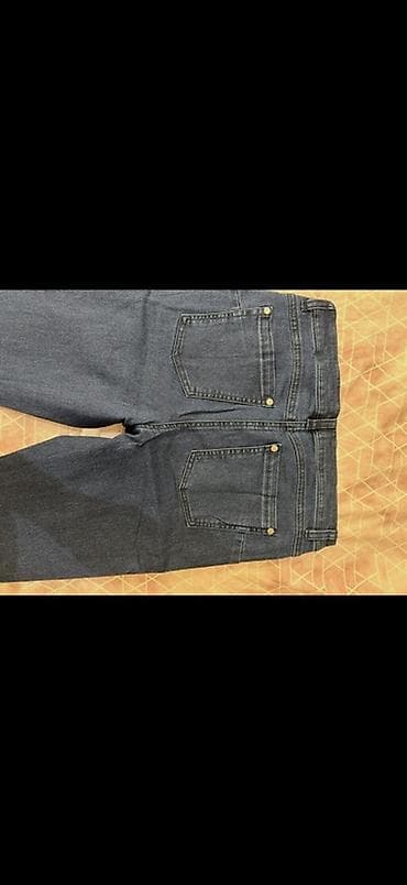 Ženske farmerke od tamno plavog denima sa ukrasnim nitnama duž spoljne na lalafo.rs — 2 Ženske farmerke od tamno plavog denima sa ukrasnim nitnama duž spoljne — 2