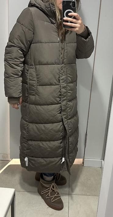 Duga ženska zimска jakna/puh jakna u maslinasto‑sivoj boji. Model do na lalafo.rs Duga ženska zimска jakna/puh jakna u maslinasto‑sivoj boji. Model do