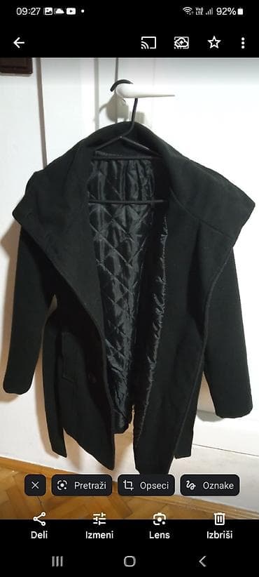 Ženski kaput – crni, elegantan, sa kaišem - Kroj: strukirani, dužina na lalafo.rs Ženski kaput – crni, elegantan, sa kaišem - Kroj: strukirani, dužina