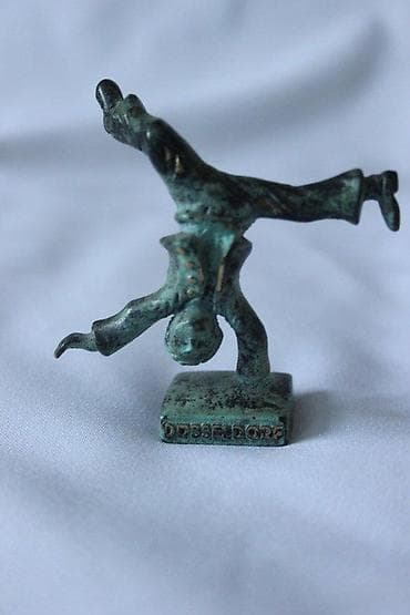 STARA BROZNANA FIGURA DEČAKA, DIZELDORF | Stara bronzana figura na lalafo.rs STARA BROZNANA FIGURA DEČAKA, DIZELDORF | Stara bronzana figura