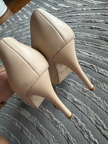 Stikle ko nove. Nosene jednom. 40 velicina. Napred visina stikle 2,5cm na lalafo.rs — 3 Stikle ko nove. Nosene jednom. 40 velicina. Napred visina stikle 2,5cm — 3