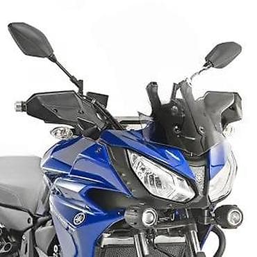 Prednji deo touring motocikla u plavoj boji. Karakteriše ga na lalafo.rs Prednji deo touring motocikla u plavoj boji. Karakteriše ga