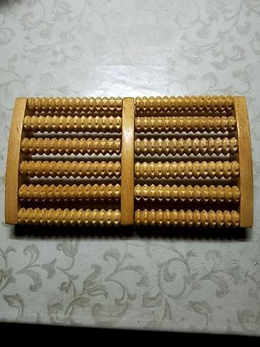 Drveni masažer za stopala – dvostrani valjkasti stimulator - na lalafo.rs — 1 Drveni masažer za stopala – dvostrani valjkasti stimulator - — 1