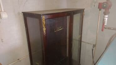 Staklena vitrina od punog drveta sa bogatim mesinganim aplikacijama at lalafo.rs — 3 Staklena vitrina od punog drveta sa bogatim mesinganim aplikacijama — 3