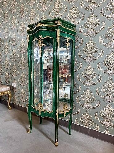 Vitrina u klasiฤnom francuskom stilu (Louis XV/Rococo inspiracija) na lalafo.rs Vitrina u klasiฤnom francuskom stilu (Louis XV/Rococo inspiracija)