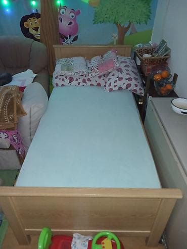 Drveni krevet za jednu osobu bez duseka. nije nigde slomljen,nije nov na lalafo.rs Drveni krevet za jednu osobu bez duseka. nije nigde slomljen,nije nov