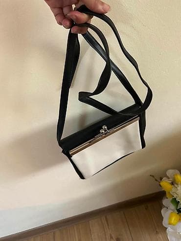 Torbica preko ramena sa prednjim novčanikom. - Materijal: veštačka na lalafo.rs Torbica preko ramena sa prednjim novčanikom. - Materijal: veštačka
