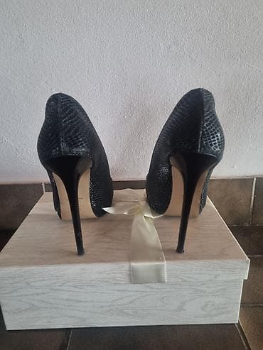 Zenske salonke kroko br 39
Nove na lalafo.rs — 4 Zenske salonke kroko br 39
Nove — 4