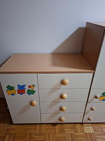 Dečija komoda sa fiokama i ormarićima - Dvodelna komoda u stepenastom na lalafo.rs — 1 Dečija komoda sa fiokama i ormarićima - Dvodelna komoda u stepenastom — 1