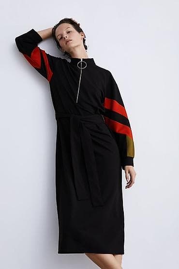 Crna haljina srednje dužine sa modernim sport-chic detaljima. Ravna na lalafo.rs Crna haljina srednje dužine sa modernim sport-chic detaljima. Ravna