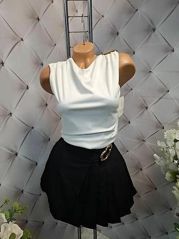 Ženska plisirana mini suknja sa ukrasnom kopčom i majica - Model na lalafo.rs Ženska plisirana mini suknja sa ukrasnom kopčom i majica - Model