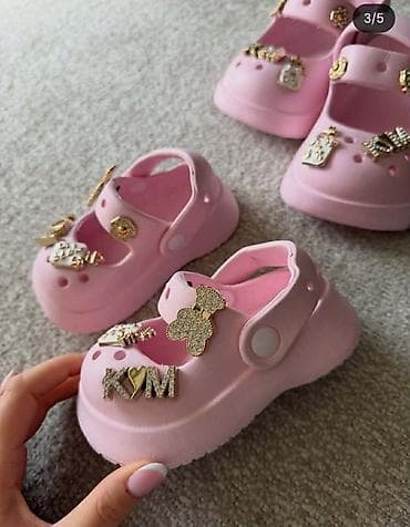 Kids' Footwear: Dečije klompe/sandale – ružičaste i bele, sa ukrasnim bedževima - at lalafo.rs — 1 Kids' Footwear: Dečije klompe/sandale – ružičaste i bele, sa ukrasnim bedževima - — 1