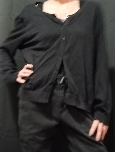 Crni ženski kardigan na kopčanje - Model: klasični kardigan sa na lalafo.rs Crni ženski kardigan na kopčanje - Model: klasični kardigan sa